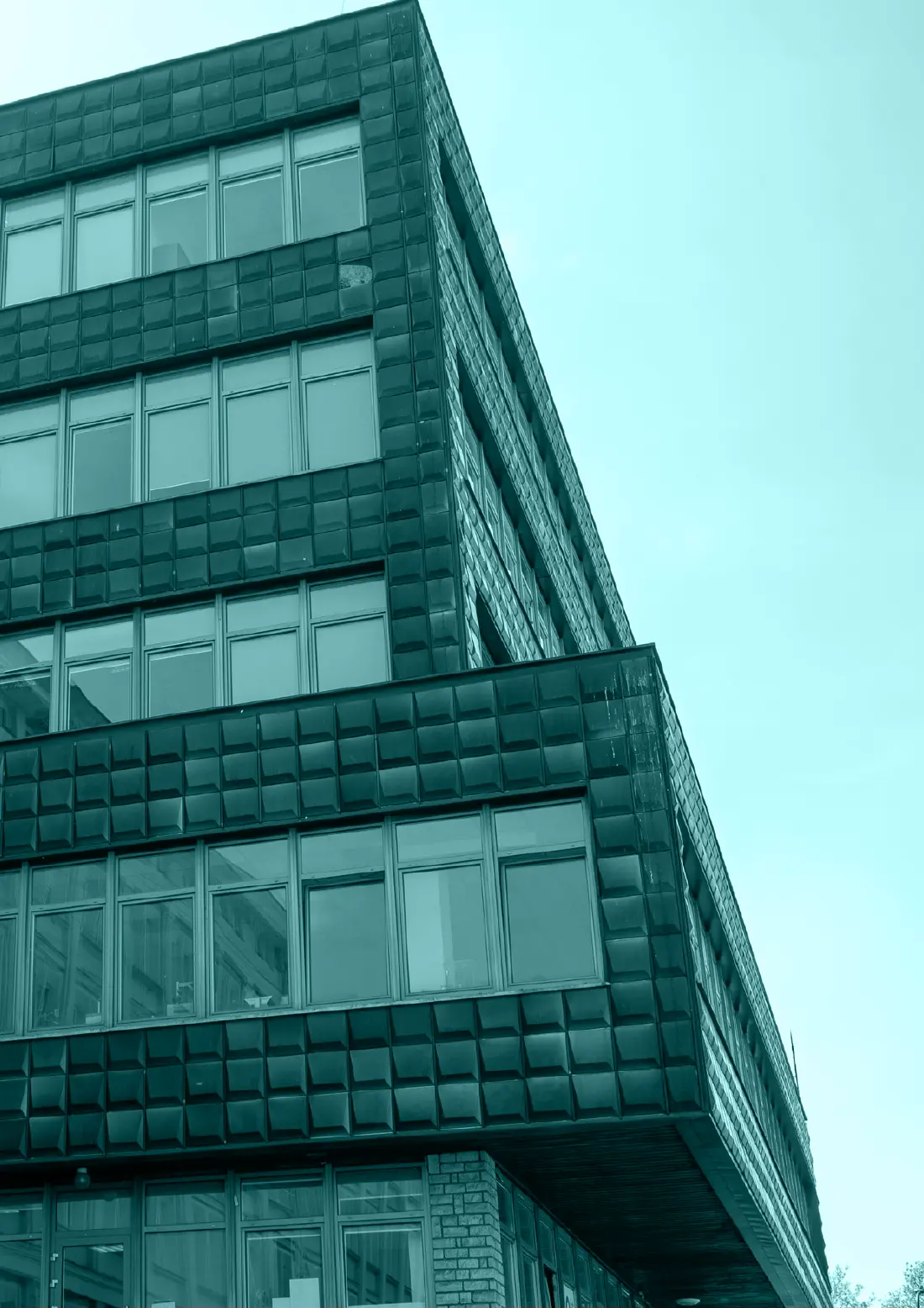 Strona sprawozdania AGH z detalem elewacji nowoczesnego budynku